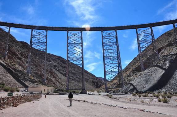Caminhando para o viaduto La Polvorilla, na região de San Antonio de Los Cobres - Argentina